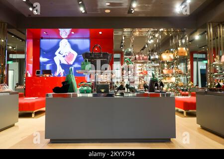SINGAPOUR - 08 NOVEMBRE 2015 : intérieur du magasin Kurt Geiger dans les Shoppes à Marina Bay Sands. Kurt Geiger est un détaillant britannique de chaussures. Banque D'Images
