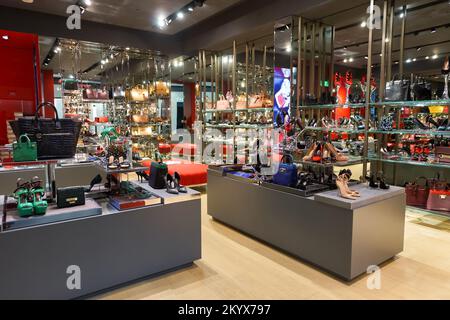 SINGAPOUR - 08 NOVEMBRE 2015 : intérieur du magasin Kurt Geiger dans les Shoppes à Marina Bay Sands. Kurt Geiger est un détaillant britannique de chaussures. Banque D'Images