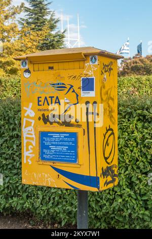 Thessalonique, Grèce - 29 septembre 2022: Boîte de poste jaune de poste grec. Boîte postale de la poste hellénique. Banque D'Images