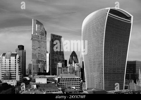 Vue sur la ville de Londres depuis le Monument, avec la Tour Talkie Walkie, le Leadenhall Building, le Gherkin et la Tour NatWest. Banque D'Images