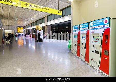 VENISE - 14 SEPTEMBRE 2014 : kiosque à billets à la gare de Venise. Venise est une ville du nord-est de l'Italie située sur un groupe de 118 petites îles Banque D'Images