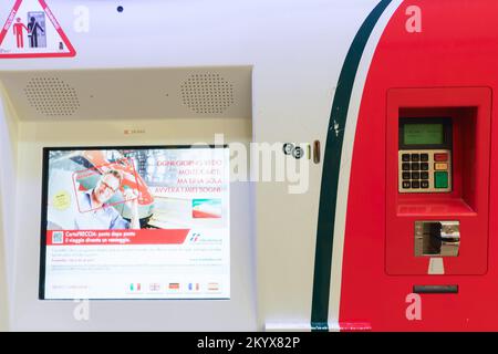 VENISE - 14 SEPTEMBRE 2014 : kiosque à billets à la gare de Venise. Venise est une ville du nord-est de l'Italie située sur un groupe de 118 petites îles Banque D'Images