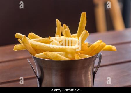 Frites salées dans un seau en métal. Banque D'Images