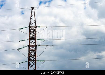 Support d'une ligne électrique haute tension sur fond de nuages Banque D'Images