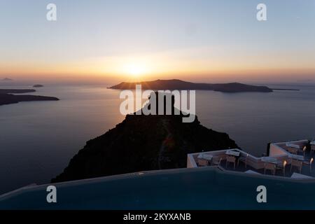 Cadre ensoleillé au-dessus de Thirasia avec le premier plan de Skaros Rock. Île des Cyclades de Santorin, Grèce. Banque D'Images