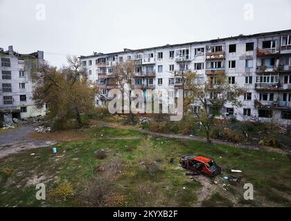 La cour des immeubles d'appartements détruits dans la zone de guerre. Dommages à une maison à la suite de bombardements d'artillerie. La guerre dans les zones résidentielles, brisée Banque D'Images