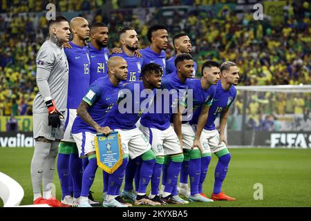 Qatar. 02nd décembre 2022. LUSAIL CITY - Back row (lr) Brésil gardien de but Emerson, Fabinho du Brésil, Gleison Bremer du Brésil, Alex Telles du Brésil, Eder Militao du Brésil, Gabriel Jesus du Brésil. Front row (l-r) Dani Alves du Brésil, Fred du Brésil, Rodrigo du Brésil, Vinicius Junior du Brésil, Antony du Brésil lors de la coupe du monde de la FIFA, Qatar 2022, match du groupe G entre le Cameroun et le Brésil au stade Lusail sur 2 décembre 2022 à Lusail City, Qatar. AP | Dutch Height | MAURICE DE PIERRE crédit: ANP/Alay Live News Banque D'Images