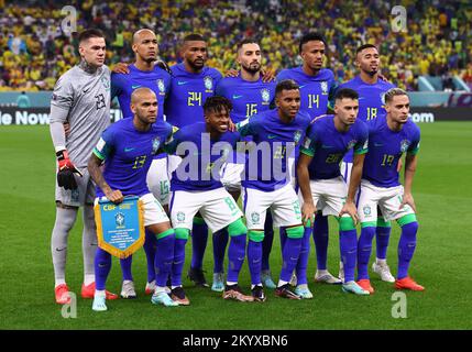 Doha, Qatar, 2nd décembre 2022. L'équipe du Brésil est à l'arrière, à partir de la gauche : Ederson, Fabinho, Bremer, Alex Telles, Eder Militao, Gabriel Jésus. Avant à partir de la gauche : Dani Alves, Fred, Rodrygo, Gabriel Martinelli et Antony du Brésil pendant le match de la coupe du monde de la FIFA 2022 au stade Lusail, Doha. Le crédit photo devrait se lire: David Klein / Sportimage crédit: Sportimage / Alay Live News Banque D'Images