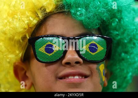 Lusail, Qatar. 02nd décembre 2022. Football, coupe du monde 2022 au Qatar, Cameroun - Brésil, tour préliminaire, Groupe G, jour du match 3, Au stade Lusail de Lusail, un fan en costume du Brésil se trouve dans les stands. Crédit : Tom Weller/dpa/Alay Live News Banque D'Images