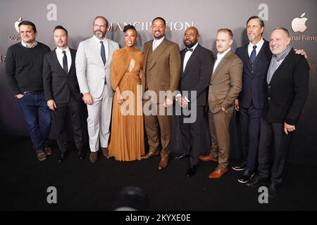 Les acteurs et les membres d'équipage, dont (de la deuxième à gauche) Jon Mone, David Denma, Charmaine Bingwa, Will Smith, Antoine Fuqua, Ben Foster et William N. Collage (deuxième à droite) assistent à la première européenne de l'émancipation au vue West End, Leicester Square, Londres. Date de la photo: Vendredi 2 décembre 2022. Banque D'Images