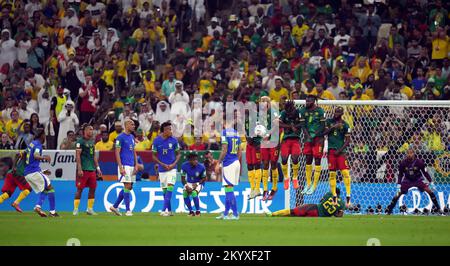 Le mur de défense camerounais bloque le coup de pied gratuit du Rodrygo brésilien lors du match G de la coupe du monde de la FIFA au stade Lusail à Lusail, au Qatar. Date de la photo: Vendredi 2 décembre 2022. Banque D'Images