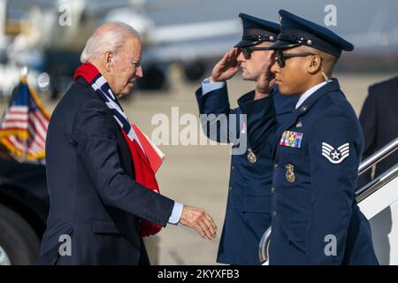 Joint base Andrews, États-Unis. 02nd décembre 2022. LE président AMÉRICAIN Joe Biden marche pour monter à bord de la Force aérienne One à la base interarmées Andrews, Maryland, sur 2 décembre 2022. Le président Biden se rend à Boston pour la journée, puis à Camp David, Maryland. Photo de Shawn Thew/UPI crédit: UPI/Alay Live News Banque D'Images