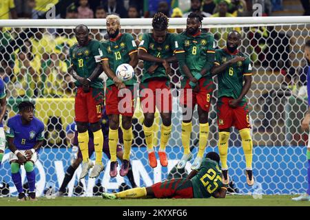 Qatar. 02nd décembre 2022. VILLE de LUSAIL - (l-r) Vincent Aboubakar du Cameroun, Eric Maxim Choupo-Moting du Cameroun, Christopher Wooh du Cameroun, André-Frank Zambo Anguissa du Cameroun, Nicolas Ngamaleu du Cameroun, Nouhou Tolo du Cameroun lors de la coupe du monde de la FIFA Qatar 2022 le match du Groupe G entre le Cameroun et le Brésil au stade Lusail sur 2 décembre, 2022 à Lusail City, Qatar. AP | Dutch Height | MAURICE DE PIERRE crédit: ANP/Alay Live News Banque D'Images