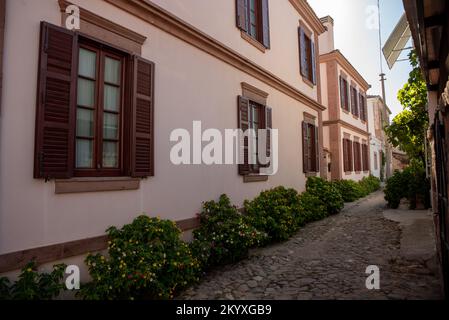 Ayvalik, Turquie - 19 juillet 2022 : vue sur la rue dans l'île de Cunda à Ayvalik. Ayvalik est une vieille ville au bord de la mer Égée. rues historiques Banque D'Images