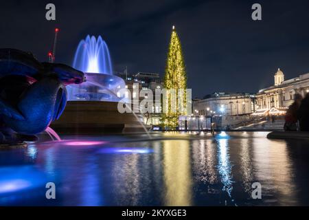 Londres, Royaume-Uni. 2 décembre 2022. L'arbre de Noël annuel a été éclairé à Trafalgar Square. Cet arbre est un cadeau annuel du peuple norvégien pour vous remercier du soutien du Royaume-Uni à la Norvège pendant la Seconde Guerre mondiale. Credit: Stephen Chung / Alamy Live News Banque D'Images