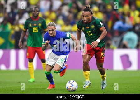 Ville de LUSAIL, QATAR - DÉCEMBRE 2 : Pierre Kunde du Cameroun bataille pour le bal avec Antony du Brésil pendant le groupe G - coupe du monde de la FIFA Qatar 2022 match entre le Cameroun et le Brésil au stade Lusail sur 2 décembre 2022 à Lusail City, Qatar (photo de Pablo Morano/BSR Agency) Banque D'Images