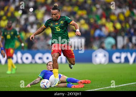 Ville de LUSAIL, QATAR - DÉCEMBRE 2 : Pierre Kunde du Cameroun bataille pour le bal avec Antony du Brésil pendant le groupe G - coupe du monde de la FIFA Qatar 2022 match entre le Cameroun et le Brésil au stade Lusail sur 2 décembre 2022 à Lusail City, Qatar (photo de Pablo Morano/BSR Agency) Banque D'Images