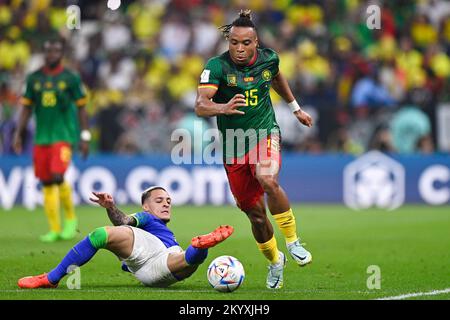 Ville de LUSAIL, QATAR - DÉCEMBRE 2 : Pierre Kunde du Cameroun bataille pour le bal avec Antony du Brésil pendant le groupe G - coupe du monde de la FIFA Qatar 2022 match entre le Cameroun et le Brésil au stade Lusail sur 2 décembre 2022 à Lusail City, Qatar (photo de Pablo Morano/BSR Agency) Banque D'Images