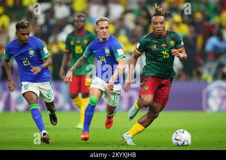 Pierre Kunde du Cameroun et Antony Matheus dos Santos du Brésil lors du match de la coupe du monde de la FIFA, Qatar 2022, Groupe G, entre le Cameroun et le Brésil, ont joué au stade Lusail le 2 décembre 2022 à Lusail, Qatar. (Photo de Bagu Blanco / PRESSIN) Banque D'Images