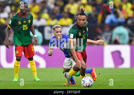 Ville de LUSAIL, QATAR - DÉCEMBRE 2 : Pierre Kunde du Cameroun bataille pour le bal avec Antony du Brésil pendant le groupe G - coupe du monde de la FIFA Qatar 2022 match entre le Cameroun et le Brésil au stade Lusail sur 2 décembre 2022 à Lusail City, Qatar (photo de Pablo Morano/BSR Agency) Banque D'Images