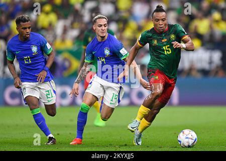 Ville de LUSAIL, QATAR - DÉCEMBRE 2 : Pierre Kunde du Cameroun bataille pour le bal avec Antony du Brésil pendant le groupe G - coupe du monde de la FIFA Qatar 2022 match entre le Cameroun et le Brésil au stade Lusail sur 2 décembre 2022 à Lusail City, Qatar (photo de Pablo Morano/BSR Agency) Banque D'Images