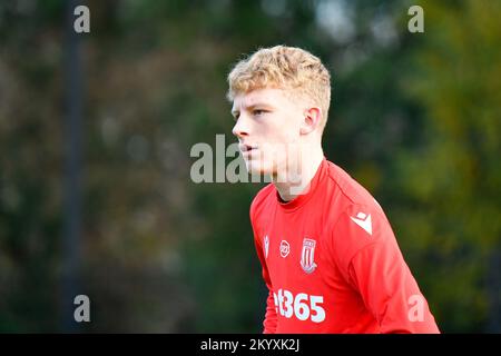 Swansea, pays de Galles. 2 décembre 2022. Tom Curl de Stoke City pendant l'échauffement avant le match avant le match de la coupe de la Premier League entre Swansea City moins de 21 ans et Stoke City moins de 21 ans à la Swansea City Academy à Swansea, pays de Galles, Royaume-Uni, le 2 décembre 2022. Crédit : Duncan Thomas/Majestic Media/Alay Live News. Banque D'Images