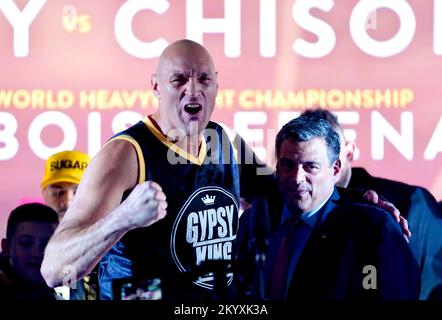 Tyson Fury sur scène lors de la pesée au Business Design Center de Londres. Date de la photo: Vendredi 2 décembre 2022. Banque D'Images