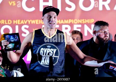 Tyson Fury sur scène lors de la pesée au Business Design Center de Londres. Date de la photo: Vendredi 2 décembre 2022. Banque D'Images