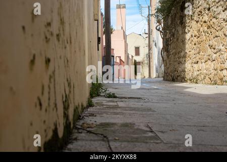 Petite allée d'Archanes, en Crète, avec maisons traditionnelles. Vue de dessous Banque D'Images