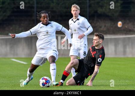 Swansea, pays de Galles. 2 décembre 2022. Tarrelle Whittaker de Swansea City évite un problème de Daniel Malone de Stoke City lors du match de la coupe de la Premier League entre Swansea City moins de 21 ans et Stoke City moins de 21 ans à l'Académie de Swansea City à Swansea, pays de Galles, Royaume-Uni, le 2 décembre 2022. Crédit : Duncan Thomas/Majestic Media/Alay Live News. Banque D'Images