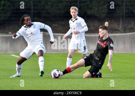 Swansea, pays de Galles. 2 décembre 2022. Tarrelle Whittaker de Swansea City lutte pour possession avec Daniel Malone de Stoke City lors du match de la coupe de Premier League entre Swansea City moins de 21 ans et Stoke City moins de 21 ans à l'Académie de Swansea City à Swansea, pays de Galles, Royaume-Uni, le 2 décembre 2022. Crédit : Duncan Thomas/Majestic Media/Alay Live News. Banque D'Images