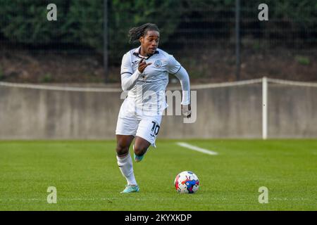 Swansea, pays de Galles. 2 décembre 2022. Tarrelle Whittaker de Swansea City en action pendant le match de la coupe de Premier League entre Swansea City moins de 21 ans et Stoke City moins de 21 ans à la Swansea City Academy à Swansea, pays de Galles, Royaume-Uni, le 2 décembre 2022. Crédit : Duncan Thomas/Majestic Media/Alay Live News. Banque D'Images