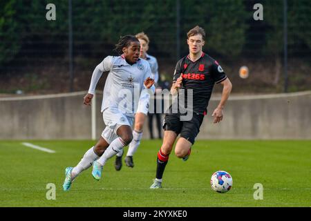 Swansea, pays de Galles. 2 décembre 2022. Tarrelle Whittaker de Swansea City sous la pression de Ben Kershaw de Stoke City lors du match de la coupe de la Premier League entre Swansea City moins de 21 ans et Stoke City moins de 21 ans à l'Académie de Swansea City à Swansea, pays de Galles, Royaume-Uni, le 2 décembre 2022. Crédit : Duncan Thomas/Majestic Media/Alay Live News. Banque D'Images