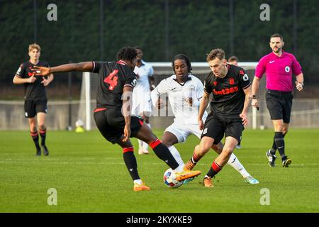 Swansea, pays de Galles. 2 décembre 2022. Tarrelle Whittaker de Swansea City est attaqué par Gabriel Adebambo de Stoke City lors du match de la coupe Premier League entre Swansea City moins de 21 ans et Stoke City moins de 21 ans à l'Académie de Swansea City à Swansea, pays de Galles, Royaume-Uni, le 2 décembre 2022. Crédit : Duncan Thomas/Majestic Media/Alay Live News. Banque D'Images