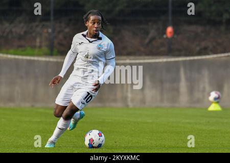 Swansea, pays de Galles. 2 décembre 2022. Tarrelle Whittaker de Swansea City en action pendant le match de la coupe de Premier League entre Swansea City moins de 21 ans et Stoke City moins de 21 ans à la Swansea City Academy à Swansea, pays de Galles, Royaume-Uni, le 2 décembre 2022. Crédit : Duncan Thomas/Majestic Media/Alay Live News. Banque D'Images