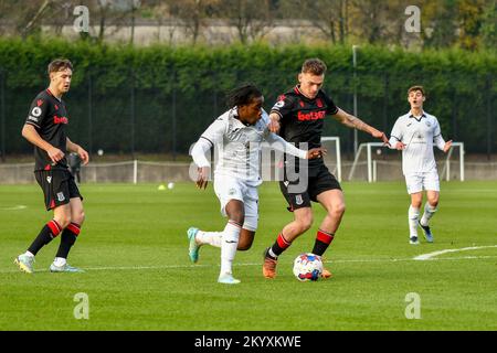 Swansea, pays de Galles. 2 décembre 2022. Tarrelle Whittaker de Swansea City lutte pour possession avec Daniel Malone de Stoke City lors du match de la coupe de Premier League entre Swansea City moins de 21 ans et Stoke City moins de 21 ans à l'Académie de Swansea City à Swansea, pays de Galles, Royaume-Uni, le 2 décembre 2022. Crédit : Duncan Thomas/Majestic Media/Alay Live News. Banque D'Images