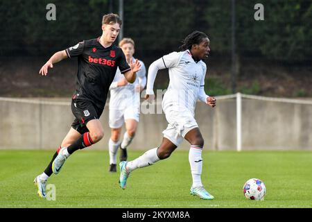 Swansea, pays de Galles. 2 décembre 2022. Tarrelle Whittaker de Swansea City sous la pression de Ben Kershaw de Stoke City lors du match de la coupe de la Premier League entre Swansea City moins de 21 ans et Stoke City moins de 21 ans à l'Académie de Swansea City à Swansea, pays de Galles, Royaume-Uni, le 2 décembre 2022. Crédit : Duncan Thomas/Majestic Media/Alay Live News. Banque D'Images