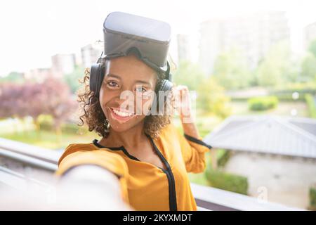 Joyeuse fille brésilienne avec vitiligo prenant selfie avec la nouvelle technologie wearable Banque D'Images