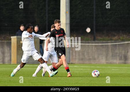 Swansea, pays de Galles. 2 décembre 2022. Daniel Malone, de Stoke City, a relevé le défi de Tarrelle Whittaker de Swansea City lors du match de la coupe de la Premier League entre Swansea City moins de 21 ans et Stoke City moins de 21 ans à la Swansea City Academy de Swansea, au pays de Galles, au Royaume-Uni, le 2 décembre 2022. Crédit : Duncan Thomas/Majestic Media/Alay Live News. Banque D'Images