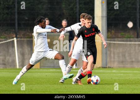 Swansea, pays de Galles. 2 décembre 2022. Daniel Malone de Stoke City sous la pression de Tarrelle Whittaker de Swansea City et de Corey Hurford de Swansea City pendant le match de la coupe de Premier League entre Swansea City moins de 21 ans et Stoke City moins de 21 ans à la Swansea City Academy à Swansea, pays de Galles, Royaume-Uni, le 2 décembre 2022. Crédit : Duncan Thomas/Majestic Media/Alay Live News. Banque D'Images