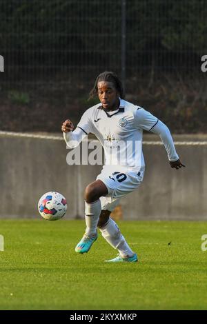 Swansea, pays de Galles. 2 décembre 2022. Tarrelle Whittaker de Swansea City en action pendant le match de la coupe de Premier League entre Swansea City moins de 21 ans et Stoke City moins de 21 ans à la Swansea City Academy à Swansea, pays de Galles, Royaume-Uni, le 2 décembre 2022. Crédit : Duncan Thomas/Majestic Media/Alay Live News. Banque D'Images