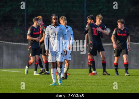 Swansea, pays de Galles. 2 décembre 2022. Tarrelle Whittaker de Swansea City semble découragé alors que les joueurs de Stoke City célèbrent leur but d'ouverture lors du match de la coupe de la Premier League entre Swansea City moins de 21 ans et Stoke City moins de 21 ans à la Swansea City Academy à Swansea, au pays de Galles, au Royaume-Uni, le 2 décembre 2022. Crédit : Duncan Thomas/Majestic Media/Alay Live News. Banque D'Images