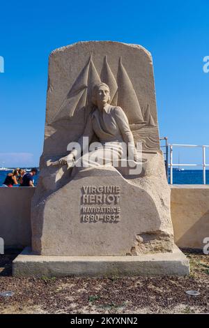 CANNES, FRANCE - 8 AOÛT 2022 : statue de Virginie Heriot Cannes. Elle était une yachtswoman française qui a gagné aux jeux olympiques d'été de 1928 dans le mètre Ail de 8 Banque D'Images