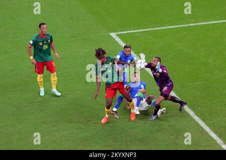 Le gardien de but du Cameroun, Devis Epassy, sauve sous la pression de Gabriel Jesus et Rodrygo au Brésil lors du match G de la coupe du monde de la FIFA au stade Lusail à Lusail, au Qatar. Date de la photo: Vendredi 2 décembre 2022. Banque D'Images