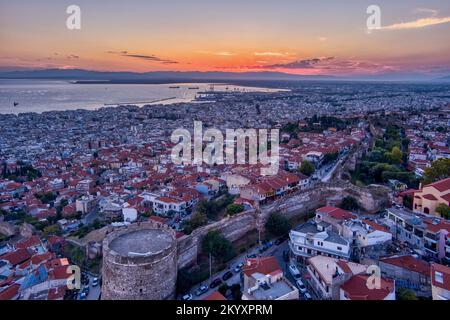 Vue aérienne de drone de l'ancien château byzantin et de la célèbre ville de Thessalonique ou Salonica au coucher du soleil, Grèce du Nord Banque D'Images