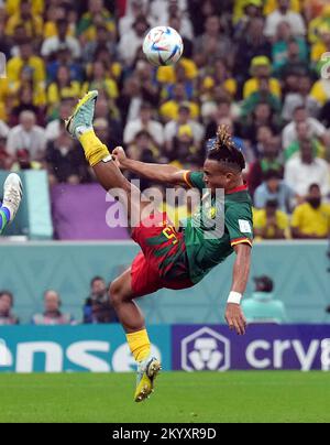 Pierre Kunde au Cameroun tente un coup de pied au-dessus de la tête lors du match G de la coupe du monde de la FIFA au stade Lusail à Lusail, au Qatar. Date de la photo: Vendredi 2 décembre 2022. Banque D'Images