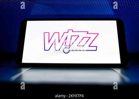 Nysa, Pologne. 2nd décembre 2022. Dans cette illustration, un logo Wizz Air apparaît sur un smartphone. (Image de crédit : © Mateusz Slodkowski/ZUMA Press Wire) Banque D'Images