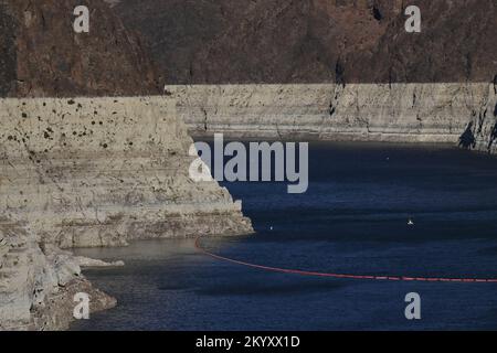 La baisse des niveaux d'eau due au changement climatique et les 20 années de sécheresse en cours ont refaçonné les rives du lac Mead, comme nous l'avons vu dans ce fichier photo mercredi, 16 novembre 2022. Les prises d'eau du barrage Hoover sur le lac Mead, et le « anneau de baignoire » derrière eux, montrent à quel point le vaste réservoir est tombé en dessous de son niveau historique.le lac Mead est 26 pieds plus bas que son niveau actuel, Seulement 19 % de la pleine capacité du lac et bien en dessous du niveau d'eau prévu par le gouvernement fédéral, ce qui déclencherait les coupes d'eau les plus sévères pour le Sud-Ouest. Photo de fichier par Jim Ruymen/UPI Banque D'Images