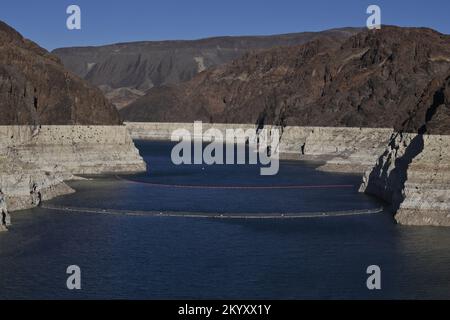 La baisse des niveaux d'eau due au changement climatique et les 20 années de sécheresse en cours ont refaçonné les rives du lac Mead, comme nous l'avons vu dans ce fichier photo mercredi, 16 novembre 2022. Les prises d'eau du barrage Hoover sur le lac Mead, et le « anneau de baignoire » derrière eux, montrent à quel point le vaste réservoir est tombé en dessous de son niveau historique.le lac Mead est 26 pieds plus bas que son niveau actuel, Seulement 19 % de la pleine capacité du lac et bien en dessous du niveau d'eau prévu par le gouvernement fédéral, ce qui déclencherait les coupes d'eau les plus sévères pour le Sud-Ouest. Photo de fichier par Jim Ruymen/UPI Banque D'Images