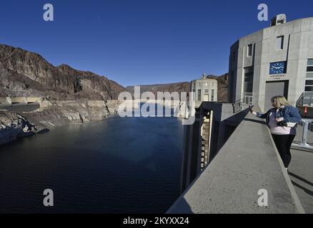 La baisse des niveaux d'eau due au changement climatique et les 20 années de sécheresse en cours ont refaçonné les rives du lac Mead, comme nous l'avons vu dans ce fichier photo mercredi, 16 novembre 2022. Les prises d'eau du barrage Hoover sur le lac Mead, et le « anneau de baignoire » derrière eux, montrent à quel point le vaste réservoir est tombé en dessous de son niveau historique.le lac Mead est 26 pieds plus bas que son niveau actuel, Seulement 19 % de la pleine capacité du lac et bien en dessous du niveau d'eau prévu par le gouvernement fédéral, ce qui déclencherait les coupes d'eau les plus sévères pour le Sud-Ouest. Photo de fichier par Jim Ruymen/UPI Banque D'Images